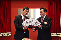 Prof. Joseph Sung, Vice-Chancellor of CUHK presents souvenir to Mr. Jiang Sixian, Party Secretary of Shanghai Jiao Tong University